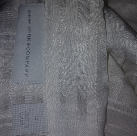NY&Co. M Window Payne White Sheer Boyfriend Top - Picture 4 of 7
